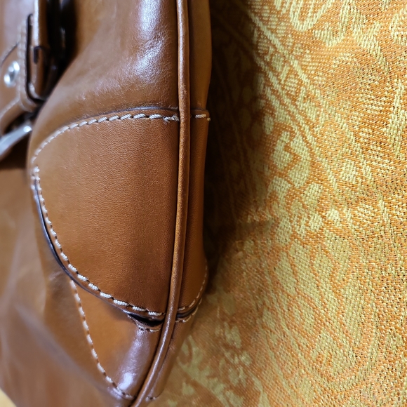 Is Michael Kors Hutton purse Includes dust bag. - Picture 7 of 8